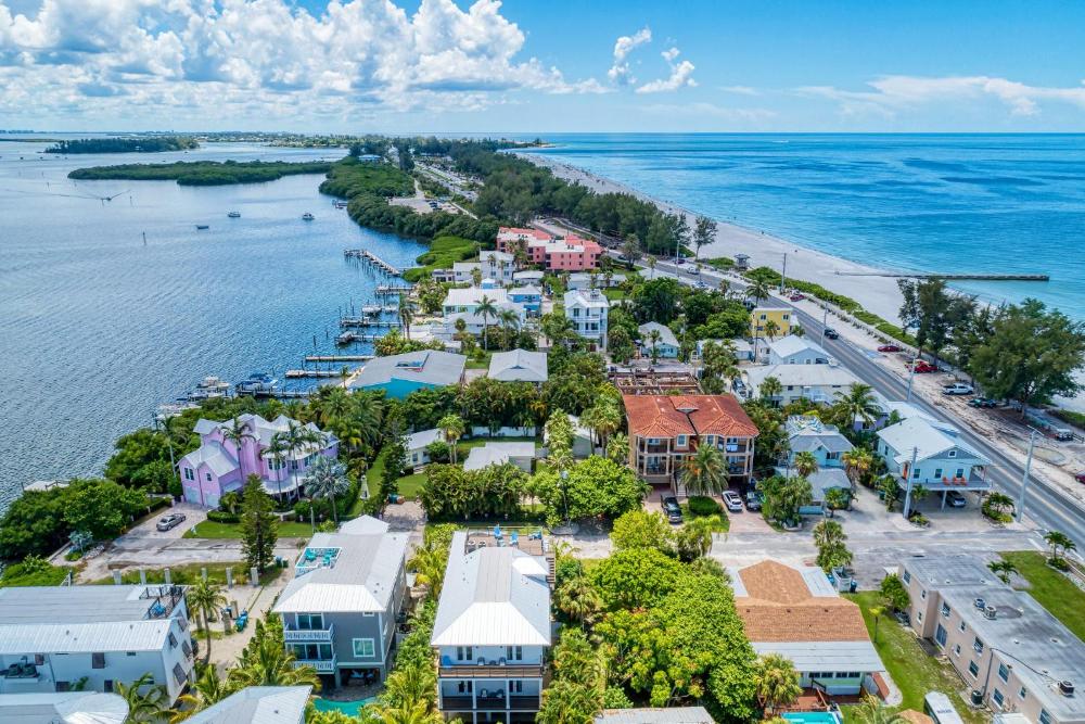 Cottage Haven-One Minute Walk To The Beach-Private Yards-Keyless Locks
